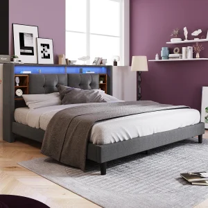 Bed 160×200 cm – Grijs linnen – Gestoffeerd bed met USB-oplader en ledverlichting – Houten lattenbodem – Zonder matras Bed 160×200 cm – Grijs linnen – Gestoffeerd bed met USB-oplader en ledverlichting – Houten lattenbodem – Zonder matras