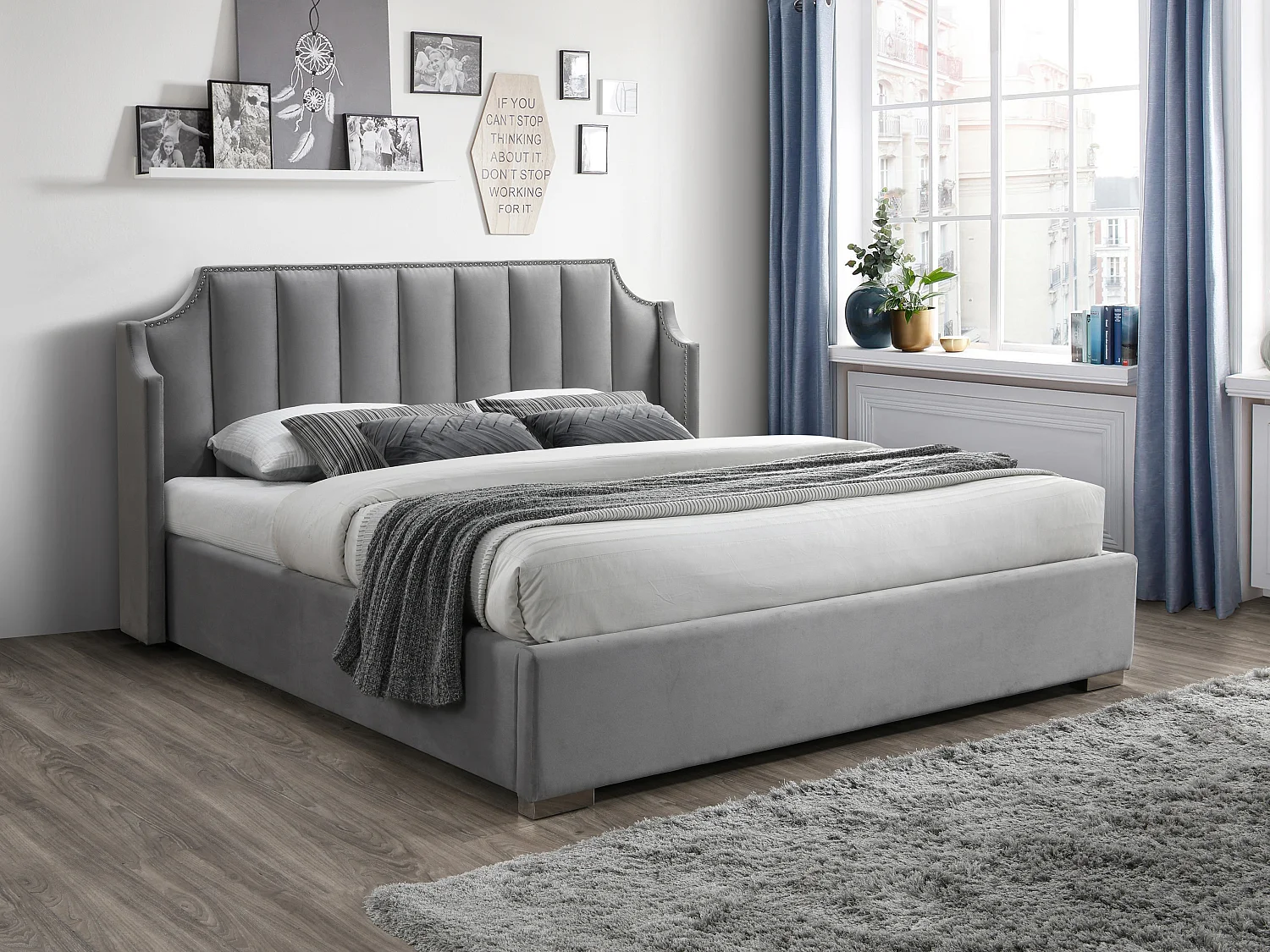 Bed met opbergruimte 140 x 190 cm met gebogen hoofdbord in lichtgrijs fluweel + matras - TEOMIS