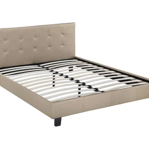 "Julia" PVC Tweepersoonsbed – Taupe – 140 x 190 cm – Capitonné Hoofdbord – Matte Afwerking "Julia" PVC Tweepersoonsbed – Taupe – 140 x 190 cm – Capitonné Hoofdbord – Matte Afwerking